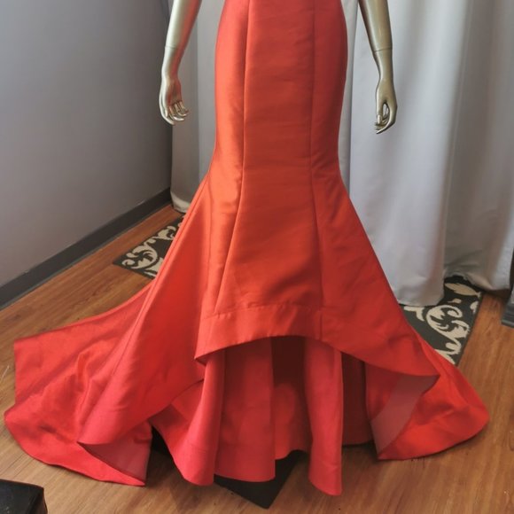 Size 4 bright red fit and flare/trumpet formal/prom gown - Picture 4 of 6